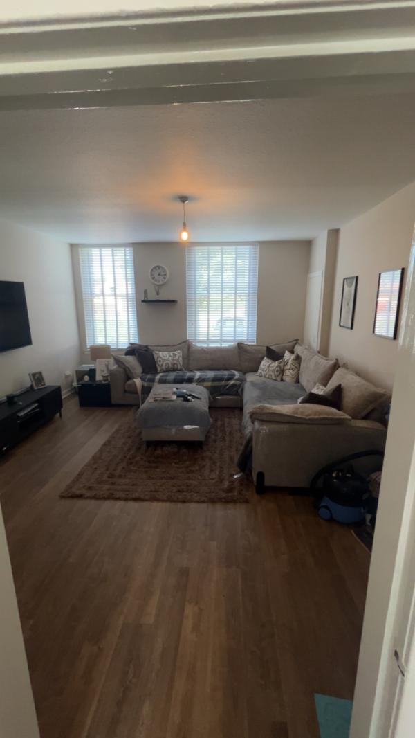 Spacious 2 bedroom lower apartment