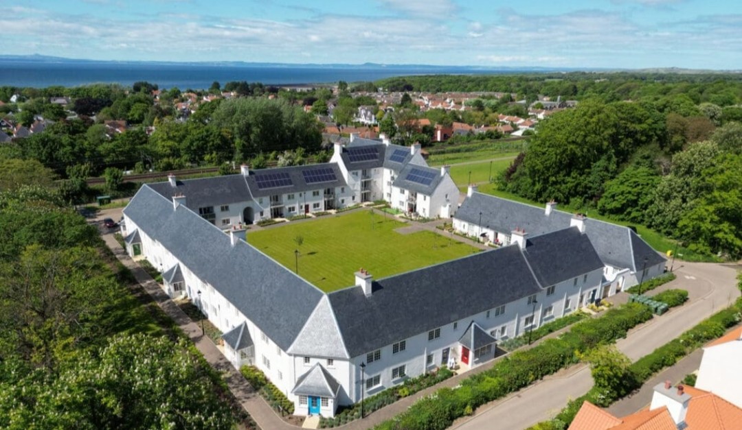 Large open plan main door flat