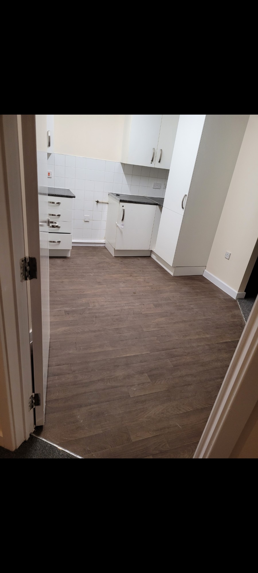 2 bed flat new carpets and new bathroom