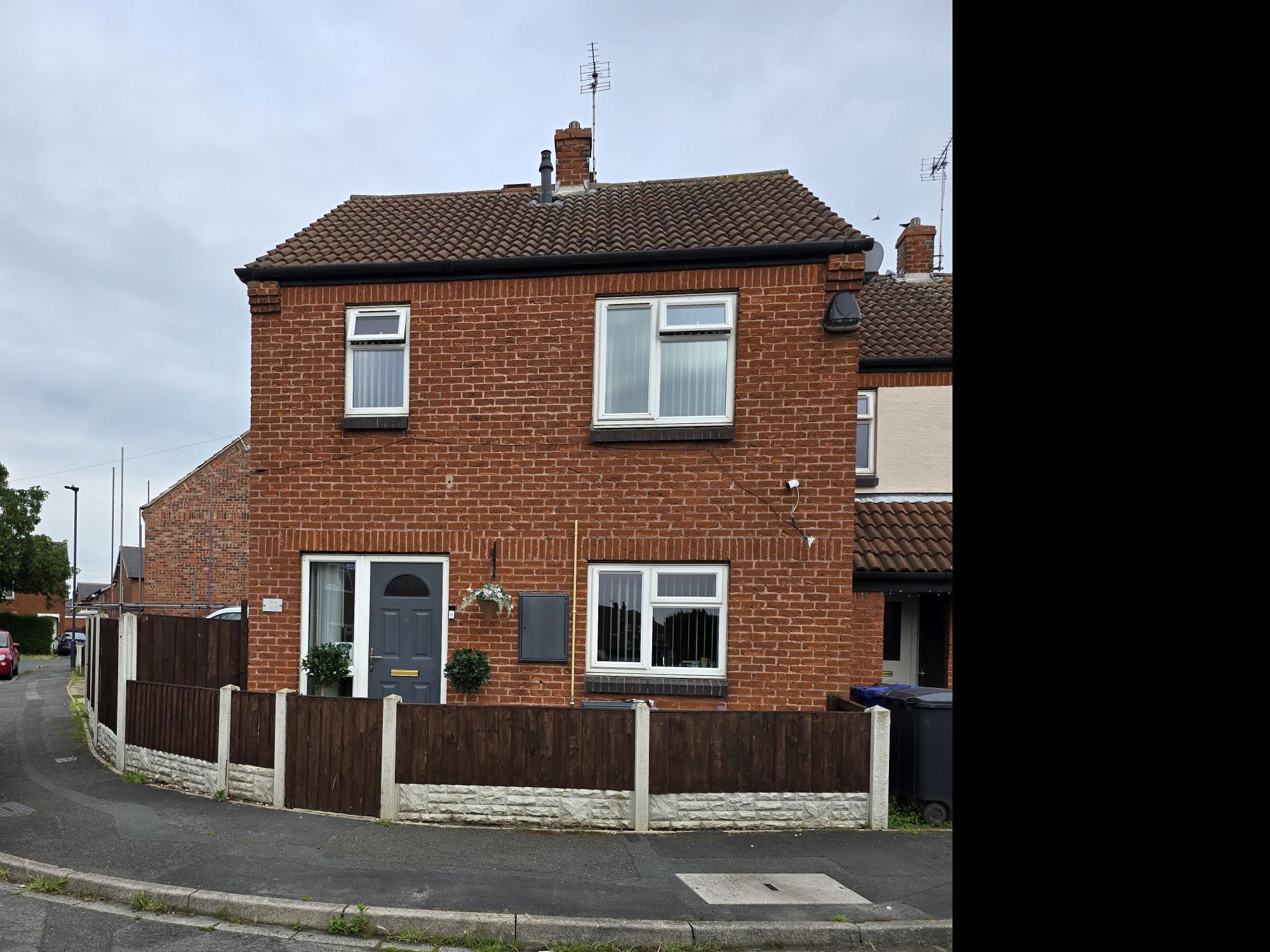 3 Bed Semi detached house with conservat
