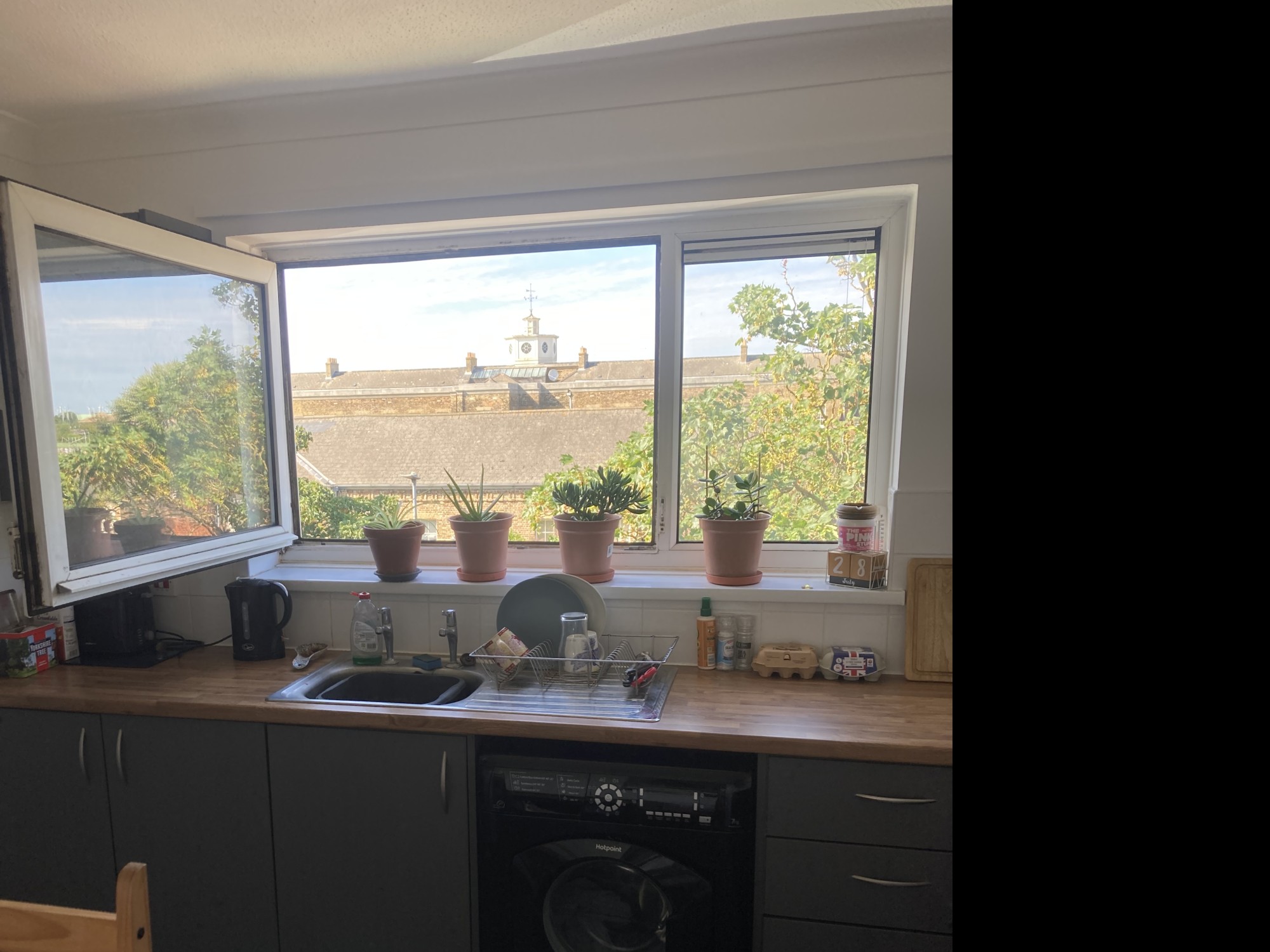 I bed 2nd floor flat with sea views
